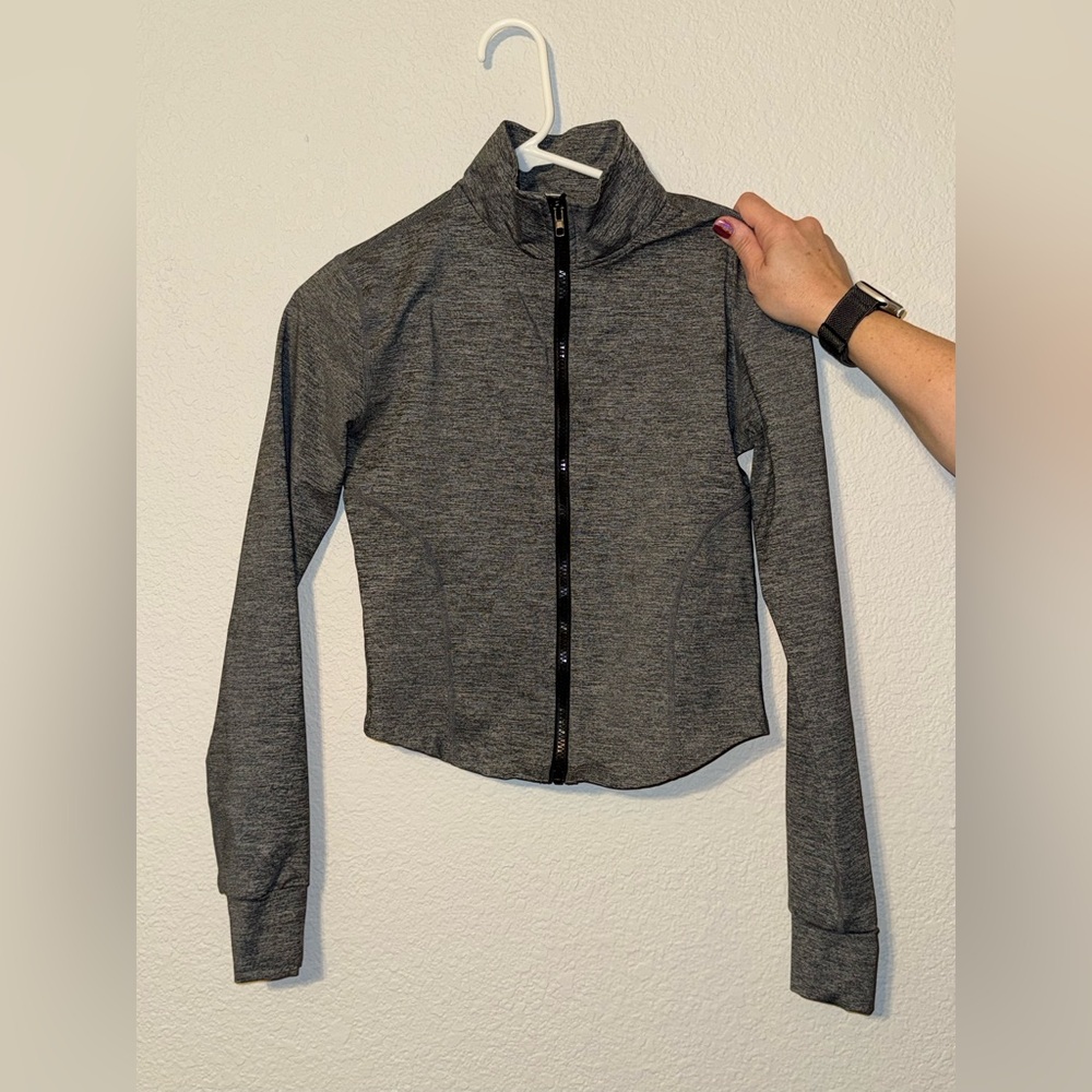 GRAY LONG SLEEVED WORKOUT JACKET